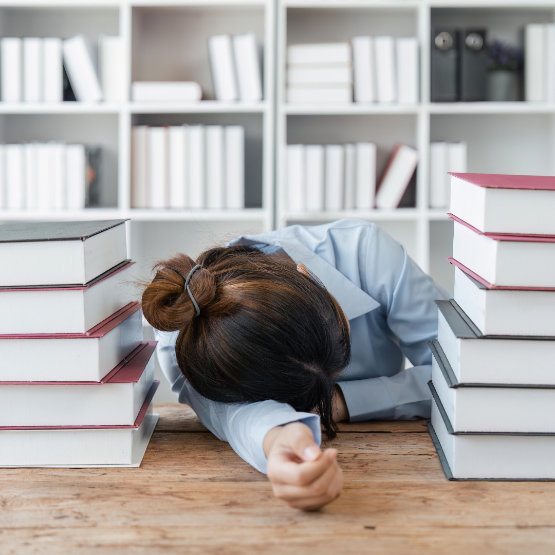 Aspirante insegnante sommersa dai libri