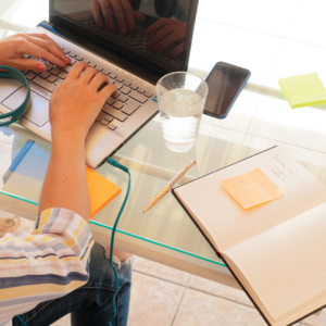 Donna che organizza il suo studio per il concorso docenti con approccio metacognitivo