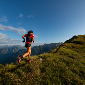 Donna che corre in montagna