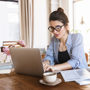 Docente che segue con successo i videocorsi di Docenti e Formazione