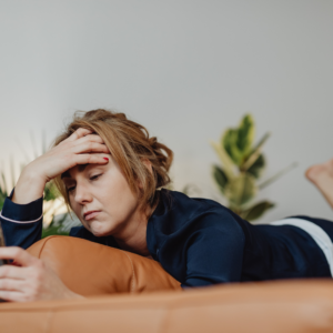 Docente angosciata guarda lo smartphone e si paragona ai colleghi